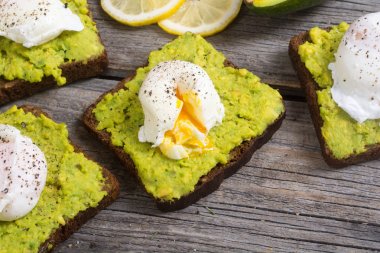 Haşlanmış yumurta ve avokado