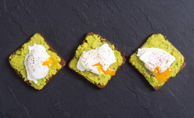 Haşlanmış yumurta ve avokado