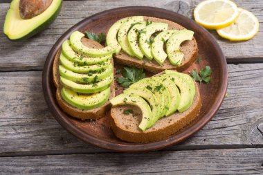 Ekmek ve avokado ile sağlıklı sandviç