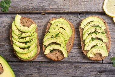 Ekmek ve avokado ile sağlıklı sandviç