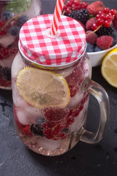 Buz soğuk yaz içecek limonata