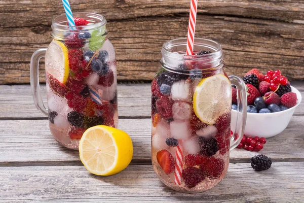 Buz soğuk yaz içecek limonata