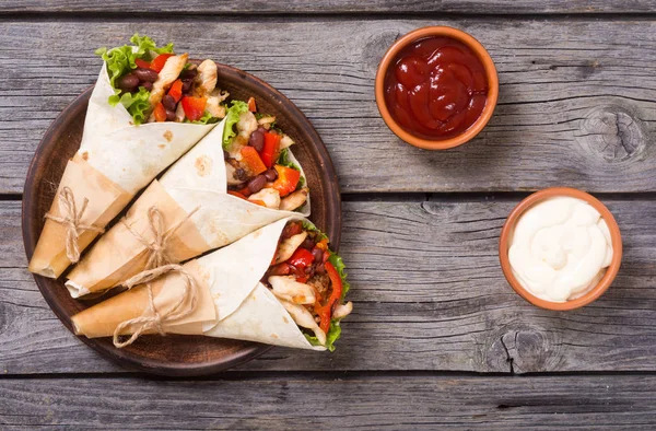 Burrito mexicano con pollo —  Fotos de Stock