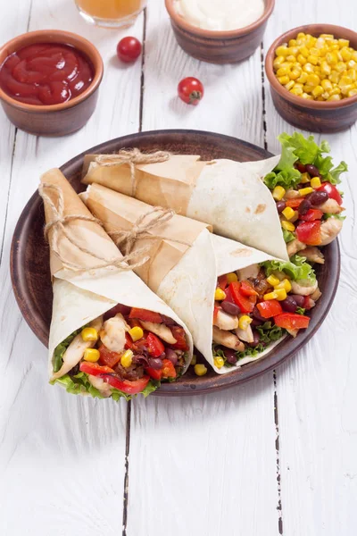 Burrito mexicano com frango — Fotografia de Stock