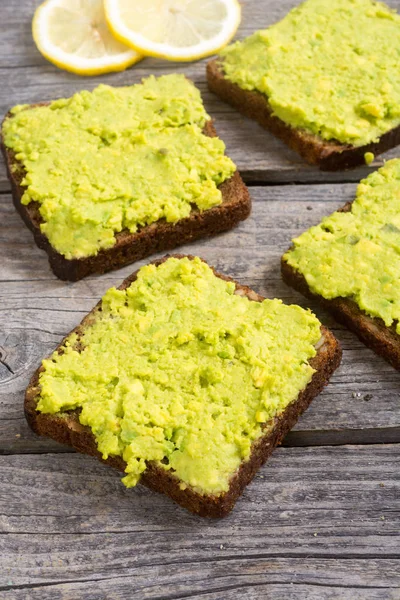 Bir avokado ekmeğine tost