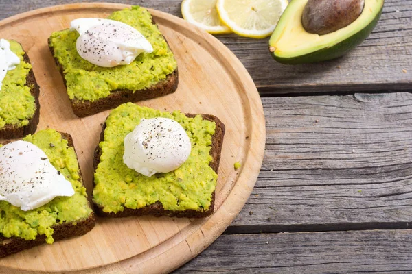 Haşlanmış yumurta ve avokado