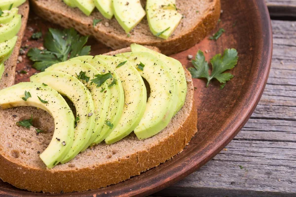 Ekmek ve avokado ile sağlıklı sandviç