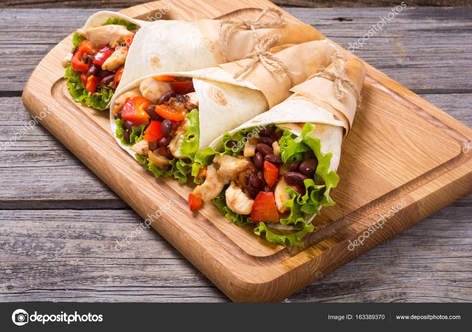 Mexicaanse burrito met kip — Stockfoto © whitestorm4 163389370