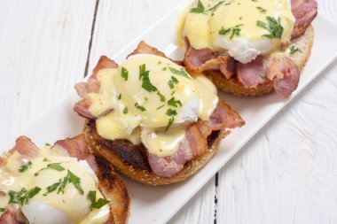 Pastırmalı Benedict yumurtası.