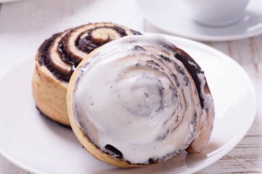 Yeni pişmiş tarçınlı rulo 