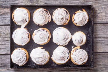 Yeni pişmiş tarçınlı rulo 