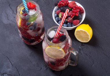 Buz soğuk yaz içecek limonata