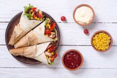 Meksikalı börek tavuk 