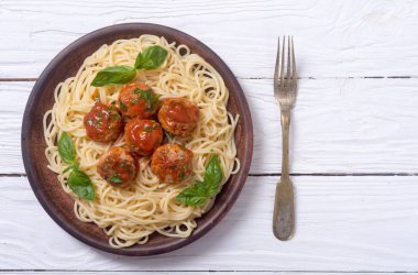 Köfte ile tavada spagetti 