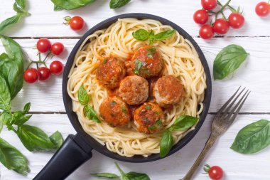 Köfte ile tavada spagetti 