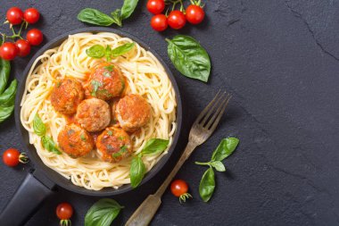 Köfte ile tavada spagetti 