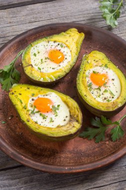 Yumurta ile pişmiş avokado