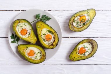 Yumurta ile pişmiş avokado