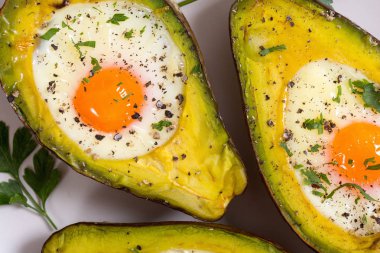 Yumurta ile pişmiş avokado