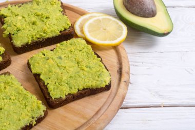 Bir avokado ekmeğine tost