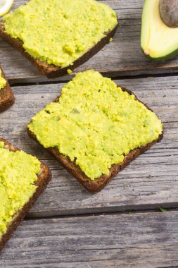 Bir avokado ekmeğine tost