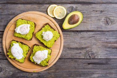 Haşlanmış yumurta ve avokado