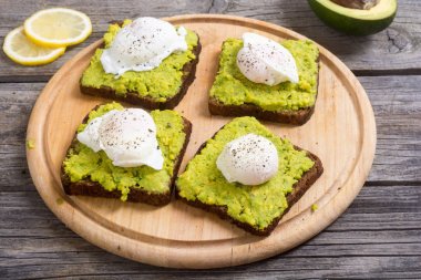 Haşlanmış yumurta ve avokado