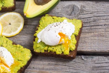 Haşlanmış yumurta ve avokado