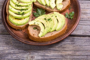 Ekmek ve avokado ile sağlıklı sandviç