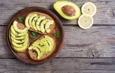 Ekmek ve avokado ile sağlıklı sandviç