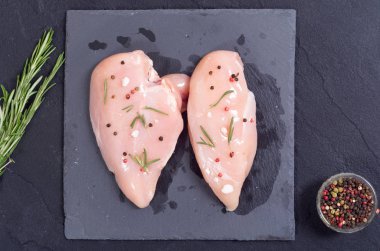 Çiğ tavuk göğsü. 