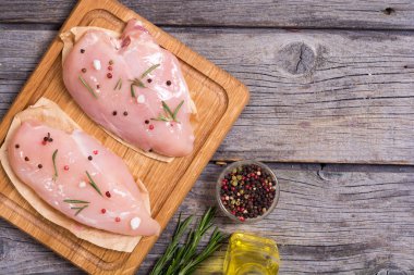 Çiğ tavuk göğsü. 