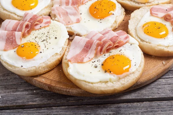 Σάντουιτς με αυγά και μπέικον — Φωτογραφία Αρχείου
