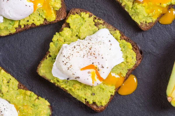 Haşlanmış yumurta ve avokado