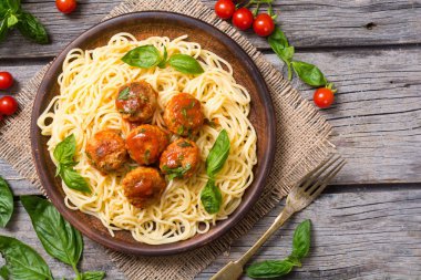 Köfte ile tavada spagetti 