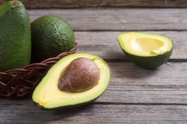 Ahşap arka planda taze avokado