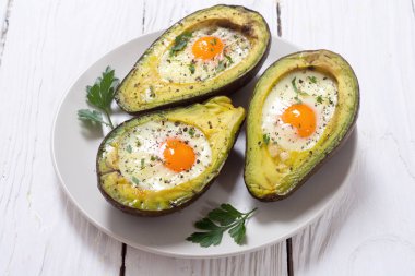 Yumurta ile pişmiş avokado