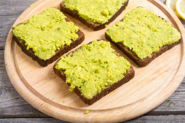 Bir avokado ekmeğine tost