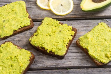 Bir avokado ekmeğine tost
