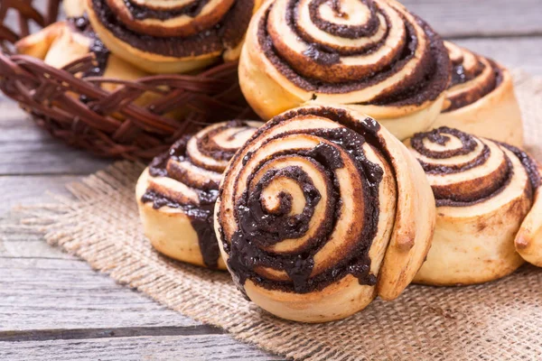 Rollos de canela recién horneados — Foto de Stock