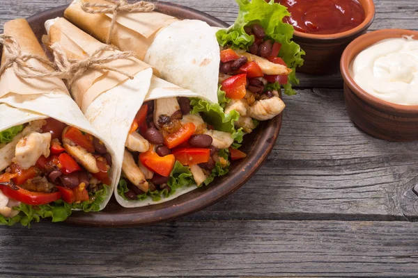 Burrito mexicano com frango — Fotografia de Stock