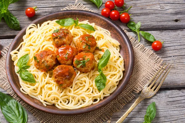 Köfte ile tavada spagetti 