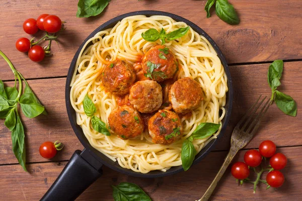 Köfte ile tavada spagetti 