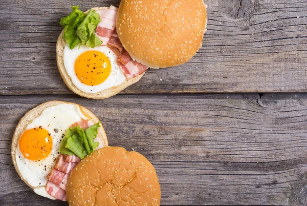 Sanduíche com ovos e bacon — Fotografia de Stock