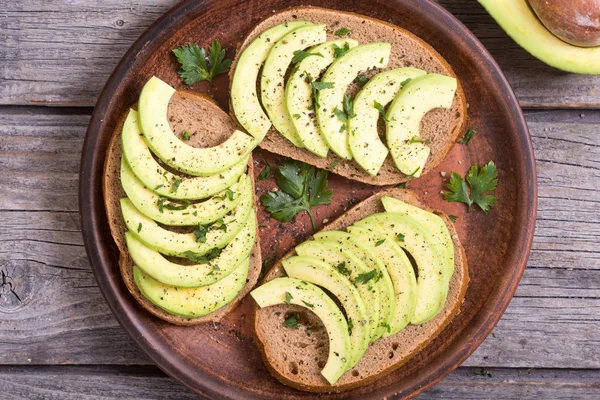 Ekmek ve avokado ile sağlıklı sandviç
