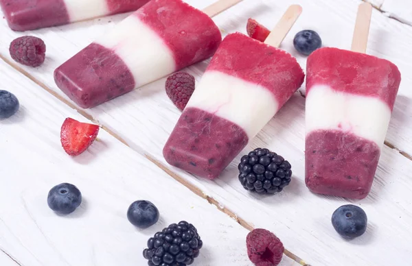 Renkli ev yapımı dondurma