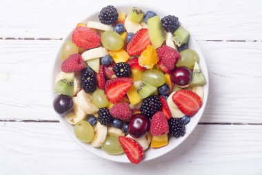 Meyve ve çilek salatası 