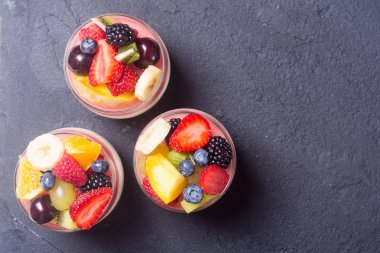 Meyve ve çilek salatası 