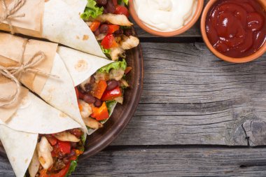 Meksikalı börek tavuk 