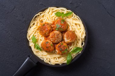 Köfte ile tavada spagetti 